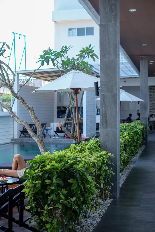 Hostel Dip & Doze Living Canggu Exterior foto