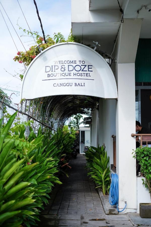 Hostel Dip & Doze Living Canggu Exterior foto
