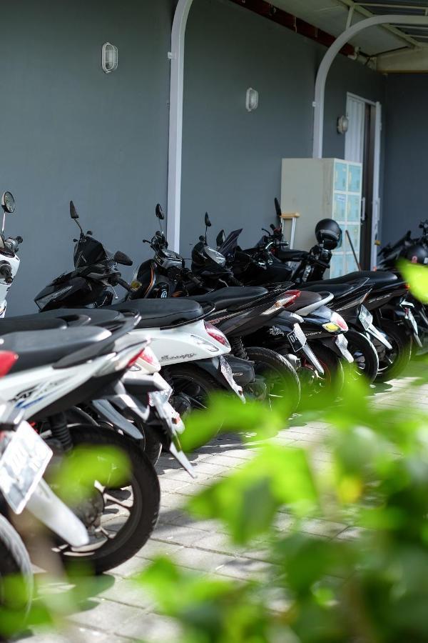 Hostel Dip & Doze Living Canggu Exterior foto